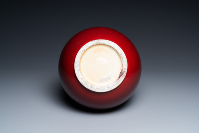 Un vase de forme bouteille en porcelaine de Chine &agrave; &eacute;mail langyao, 19/20&egrave;me