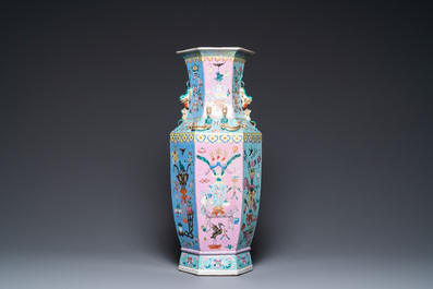 Een Chinese hexagonale famille rose vaas met antiquiteiten, 19e eeuw