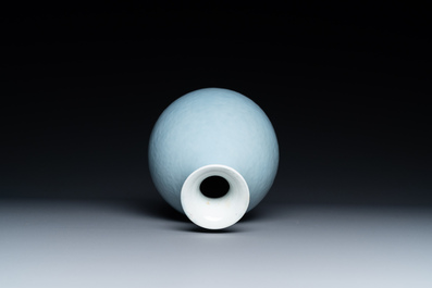 Un vase de forme 'yuhuchunping' en porcelaine de Chine en clair de lune monochrome, Chine, 19&egrave;me