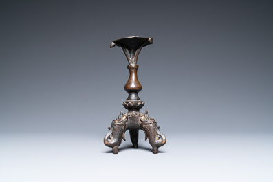 Un bougeoir en bronze, Chine, Ming