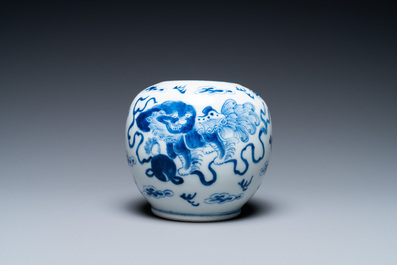 Een Chinese blauw-witte penselenwasser met boeddhistische leeuwen, Kangxi merk, 19e eeuw