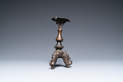 Een Chinese bronzen kandelaar, Ming