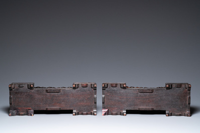 Een paar Chinese houten tafelschermen met medaillons met zeepsteen en been belegd, 18/19e eeuw