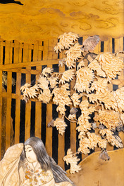 Een groot Japans houten scherm met centraal een deels verguld lakwerkpaneel bezet met ivoor, Meiji