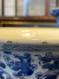 Een Chinese blauw-witte en koperrode 'gu' vaas met lotusslingers, Kangxi