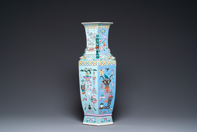 Un vase de forme hexagonale en porcelaine de Chine famille rose &agrave; d&eacute;cor d'antiquit&eacute;s, 19&egrave;me