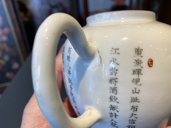 Une th&eacute;i&egrave;re couverte en porcelaine de Chine famille rose &agrave; d&eacute;cor Wu Shuang Pu, 19/20&egrave;me