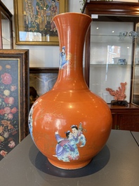 Un vase de forme bouteille en porcelaine de Chine famille rose &agrave; fond rouge de corail, marque et &eacute;poque de Guangxu