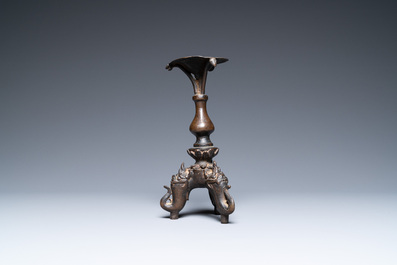 Een Chinese bronzen kandelaar, Ming