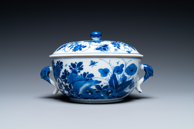 Une &eacute;cuelle couverte en porcelaine de Chine en bleu et blanc, Kangxi