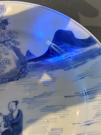 Une coupe en porcelaine de Chine en bleu et blanc &agrave; d&eacute;cor de deux hommes dans un paysage, Kangxi