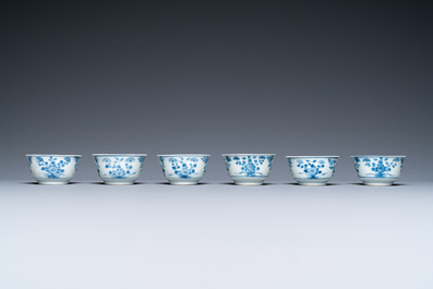 Zes Chinese blauw-witte koppen en schotels, zes famille rose koppen en vijf schotels, Kangxi/Qianlong