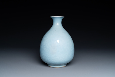 Un vase de forme 'yuhuchunping' en porcelaine de Chine en clair de lune monochrome, Chine, 19&egrave;me