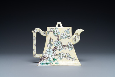 A Chinese verte biscuit yellow-ground teapot and cover, 19th C.