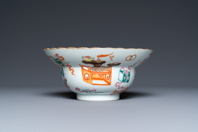 Un bol en porcelaine de Chine &agrave; d&eacute;cor 'bajixiang', marque et &eacute;poque de Jiaqing