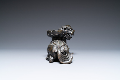 Een zeldzaam Chinees bronzen mythisch dier 'Kaiming Shou' met een lotusbasis, Ming