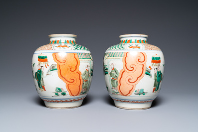 Une paire de vases en porcelaine de Chine famille verte sur socles en bois, marque de li&egrave;vre, 19&egrave;me