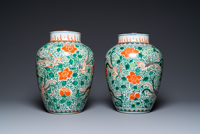 Une paire de vases en porcelaine de Chine famille verte &agrave; d&eacute;cor de ph&eacute;nix, 19&egrave;me