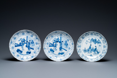 Trois assiettes en porcelaine de Chine en bleu et blanc, marques de Chenghua et de Jiajing, Kangxi