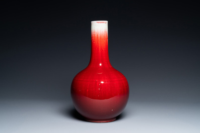 Un vase de forme bouteille en porcelaine de Chine &agrave; &eacute;mail langyao, 19/20&egrave;me