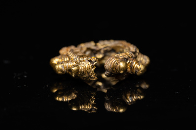 Trois boucles d'oreilles en or, Vietnam, Champa, 14&egrave;me et une paire en bronze dor&eacute;, Chine, 18/19&egrave;me