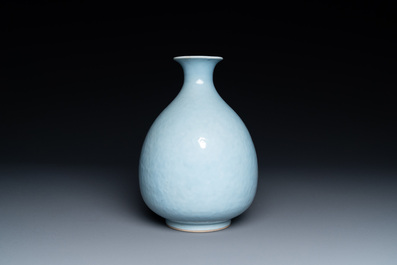 A Chinese monochrome clair-de-lune-glazed 'yuhuchunping' vase, 19th C.