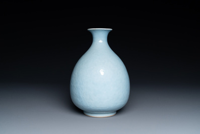 Un vase de forme 'yuhuchunping' en porcelaine de Chine en clair de lune monochrome, Chine, 19&egrave;me