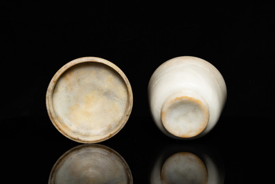 A Chinese hardstone gaiwan and cover, 18/19th C.