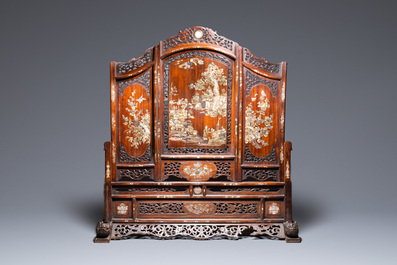 Een Chinees houten scherm met parelmoer ingelegd voor de Vietnamese markt, 19e eeuw