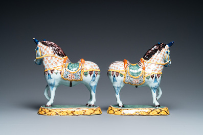 Een paar polychrome Delftse paarden, 18e eeuw