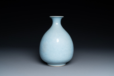Un vase de forme 'yuhuchunping' en porcelaine de Chine en clair de lune monochrome, Chine, 19&egrave;me
