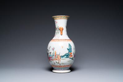 Un vase en porcelaine de Chine famille rose figurant un chariot tir&eacute; par un cerf, 19&egrave;me