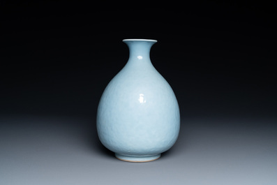 Un vase de forme 'yuhuchunping' en porcelaine de Chine en clair de lune monochrome, Chine, 19&egrave;me