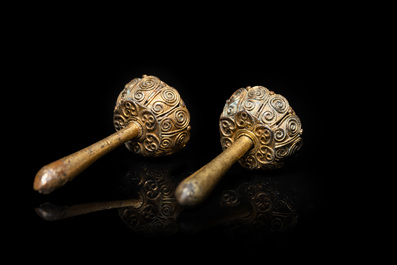 Drie Vietnamese gouden 'Champa' oorringen, 14e eeuw, en een paar latere Chinese vergulde oorringen, 18/19e eeuw