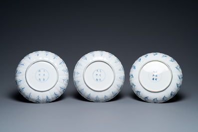 Drie Chinese blauw-witte borden, Chenghua en Jiajing merken, Kangxi