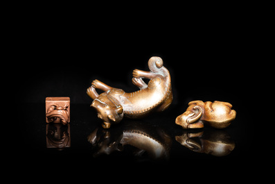 Twee Chinese bronzen scrollgewichten en een zegelstempel, Qing