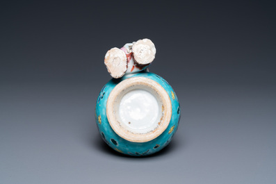 Un vase de forme double gourde orn&eacute; de trois gar&ccedil;ons en porcelaine de Chine famille rose, Qianlong