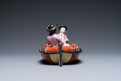 Un groupe en fa&iuml;ence polychrome petit feu de Delft figurant deux rameurs dans un canot, 2&egrave;me moiti&eacute; du 18&egrave;me