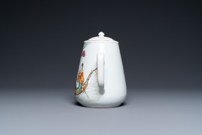 Une verseuse couverte en porcelaine de Chine famille rose, 19&egrave;me