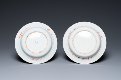 Une paire d'assiettes en porcelaine de Chine de style Imari, manufacture non-attribu&eacute;e, 18&egrave;me