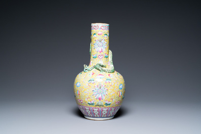 Un vase de forme bouteille en porcelaine de Chine famille rose &agrave; fond jaune, 19&egrave;me