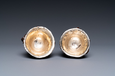 Een paar Chinese kokoshouten wijnkoppen met zilveren inzet, Ming