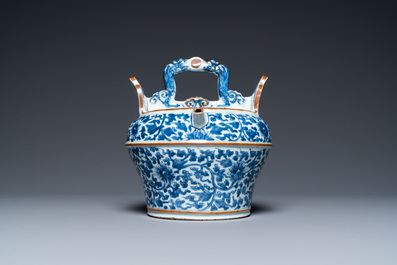 Un pot &agrave; chaux en porcelaine de Chine en bleu et blanc pour le Vietnam, Kangxi