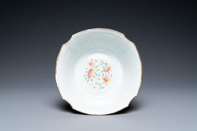 Un bol en porcelaine de Chine famille rose &agrave; d&eacute;cor de papillons, marque de Chenghua, 19/20&egrave;me