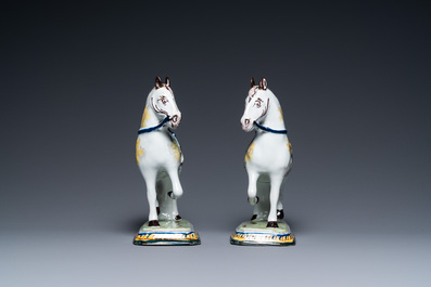 Une paire de chevaux en fa&iuml;ence polychrome de Delft, 18&egrave;me