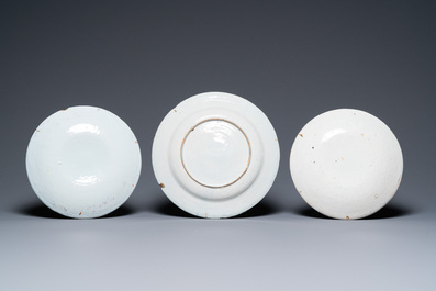 Six assiettes et un plat en fa&iuml;ence polychrome de Delft &agrave; sujet orangiste, 18&egrave;me