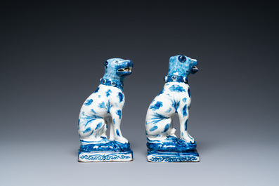 Een paar blauw-witte Delftse zittende honden, 18e eeuw