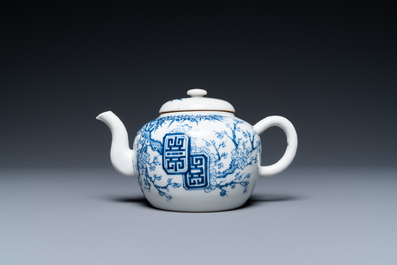 Een Chinese 'Bleu de Hue' theepot met dubbel Tho-decor, Ruo Shen Zhen Cang merk, 19e eeuw