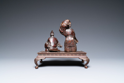 Een Japanse bronzen okimono met twee figuren op een basis, Meiji, 19e eeuw