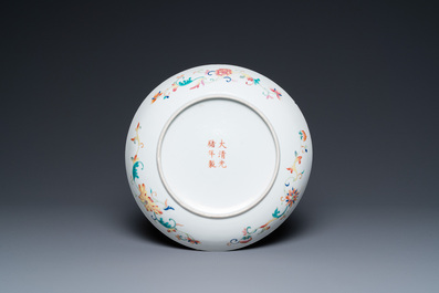 Un plat en porcelaine de Chine famille rose &agrave; d&eacute;cor des 'neuf p&ecirc;ches', marque et &eacute;poque de Guangxu